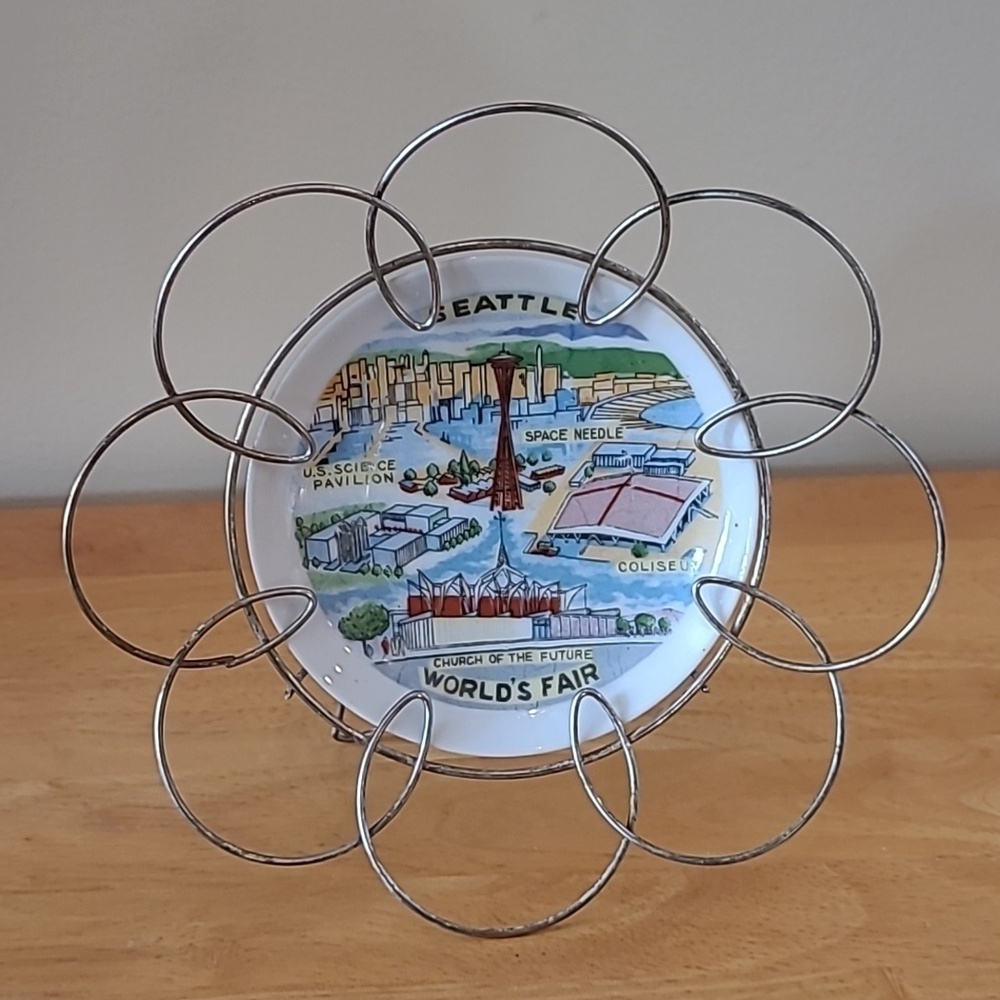 VINTAGE 1962 Seattle World's Fair Mini Plate With Wire Frame Hanger/Stand - Picture 2 of 15